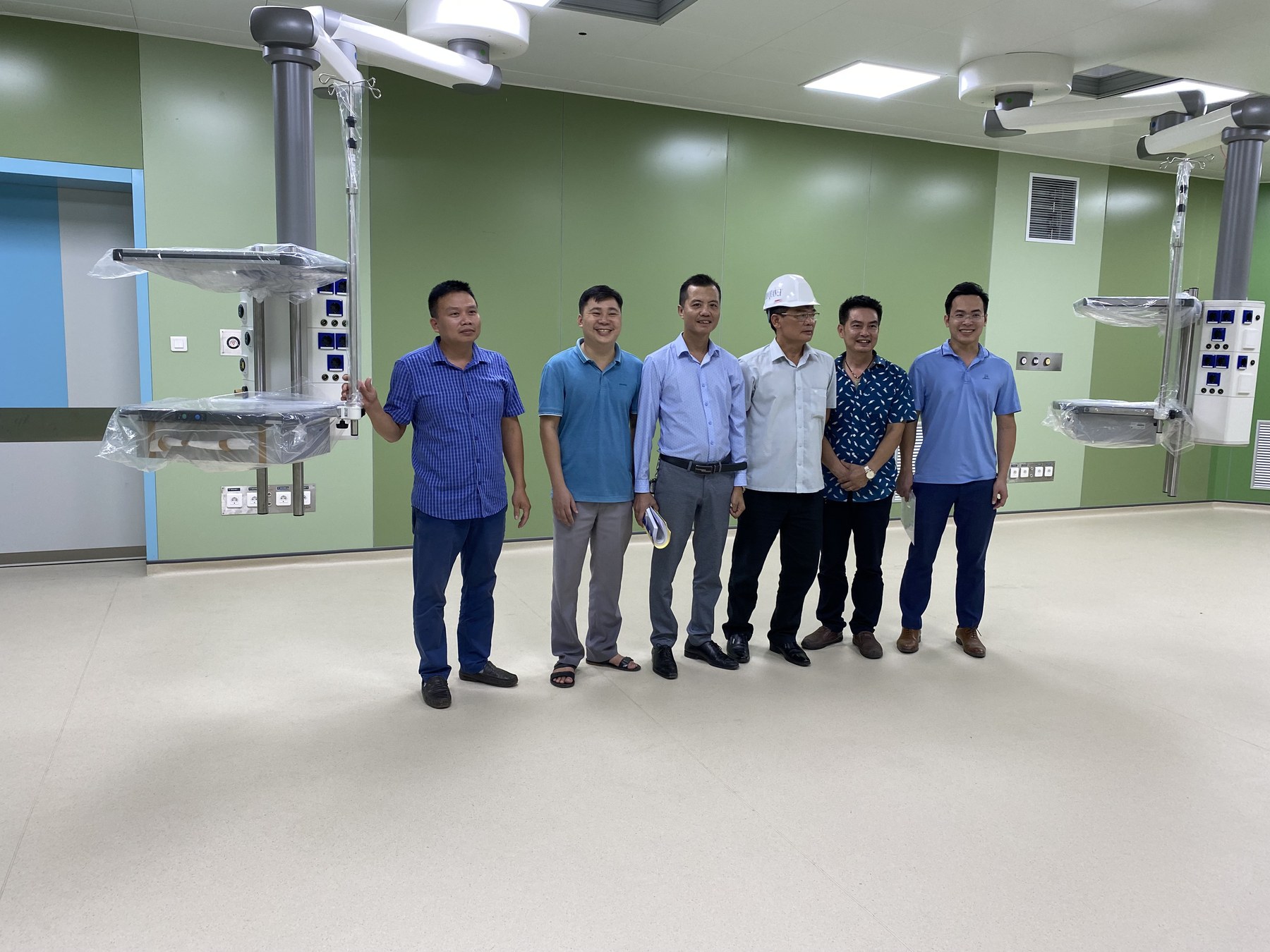 Phối hợp các lớp kỹ thuật trong không gian phòng mổ