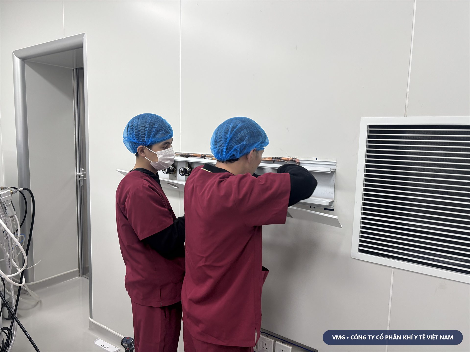 Lắp đặt hộp đầu giường tại Bệnh viện Đại học Phenikaa