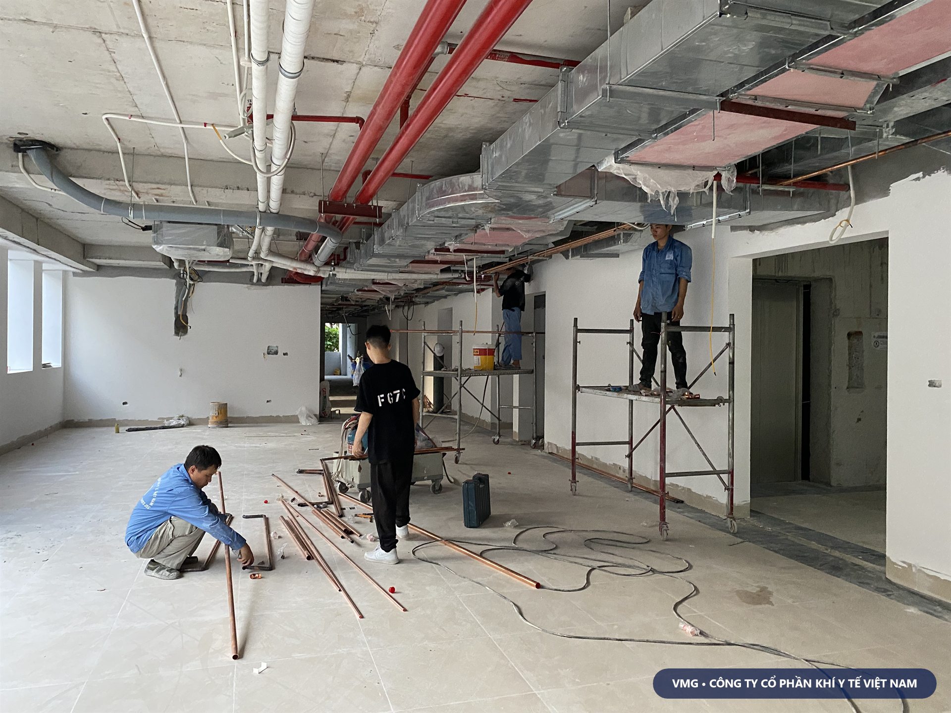 Thi công đường ống khí y tế tại Bệnh viện Đại học Phenikaa